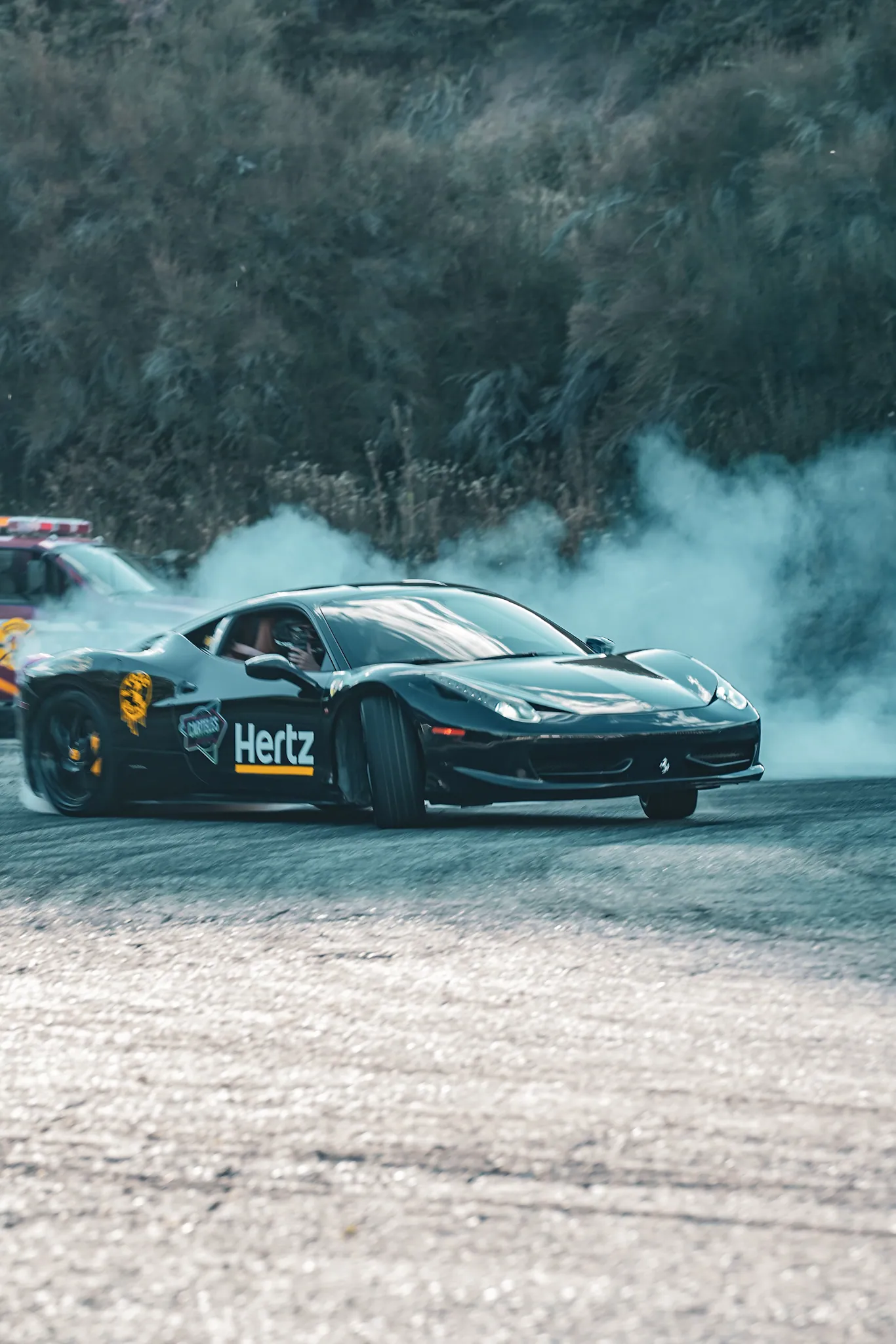 Ferrari 458 Italia negra derrapando entre humo en Experiencia Elite Bariloche