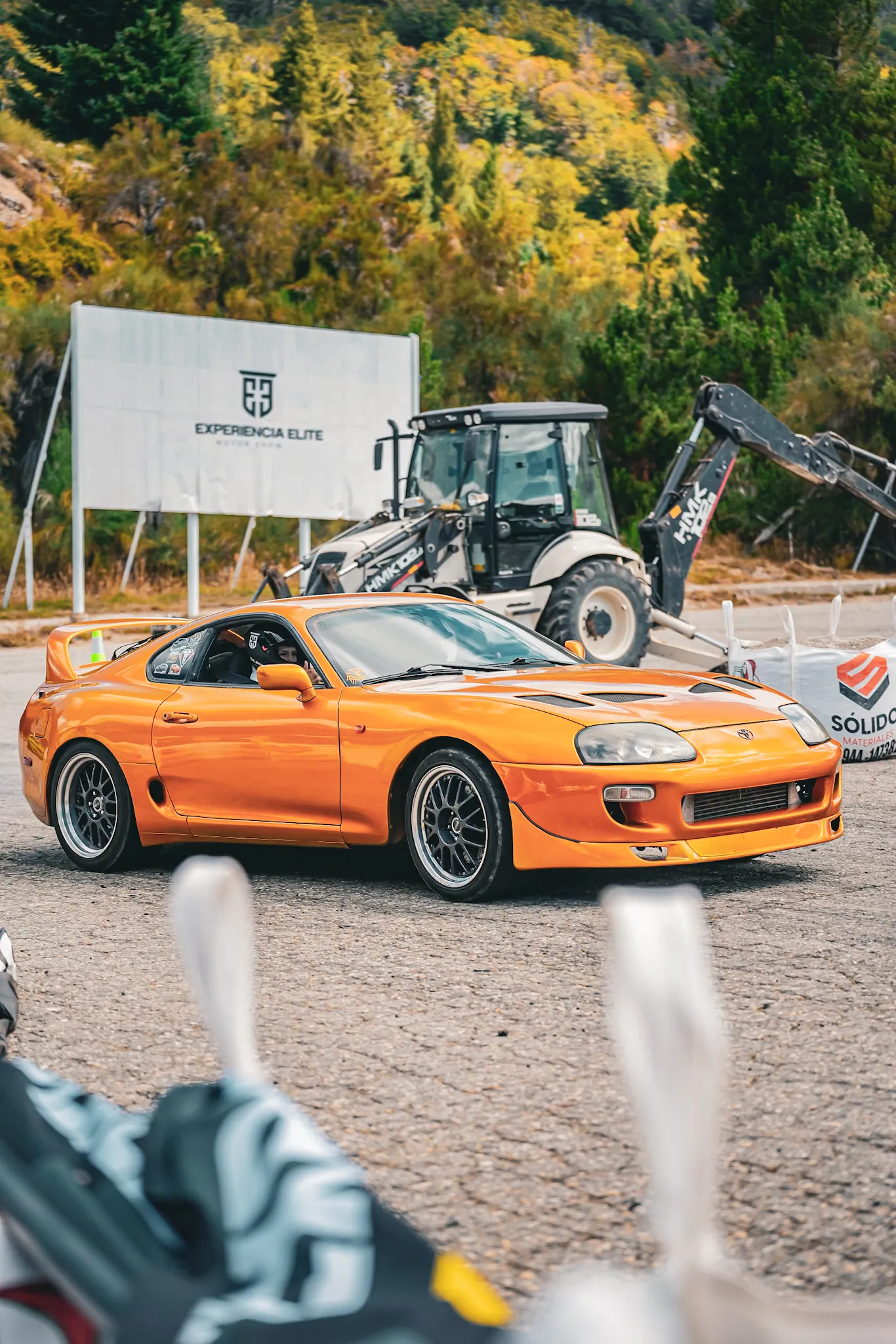 Toyota Supra naranja con la ladera del Cerro Catedral de fondo en Experiencia Elite Bariloche