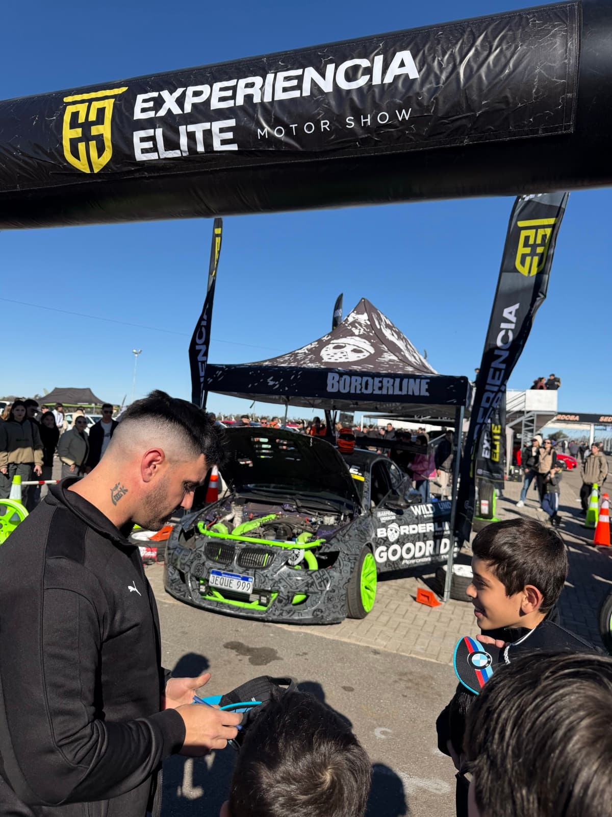 El Jeque Drifter firmando autógrafos junto al stand de Experiencia Elite en el Sunset Drive